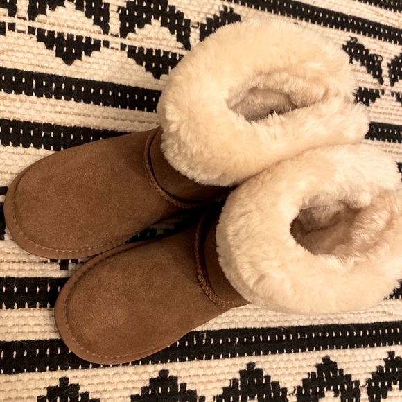 Beautiful brand new plush L.A.M.B shearling boots size 2 better than Uggs WARM - Picture 2 of 5